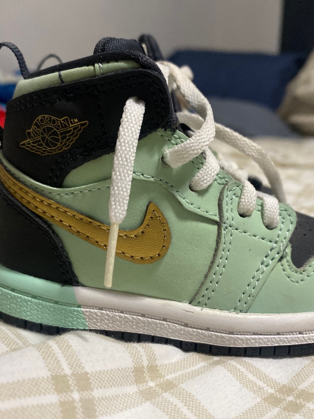 Nikes 4C